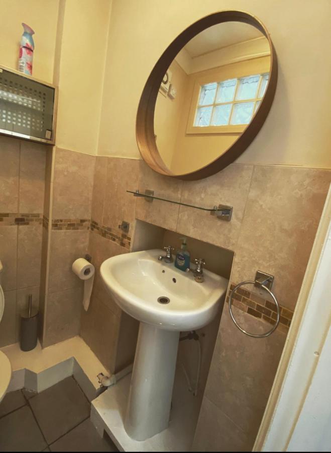 Complete 1 Bedroom Apartment With Wi-Fi, Kitchen, Tv In Heart Of Chiswick, ลอนดอน ภายนอก รูปภาพ