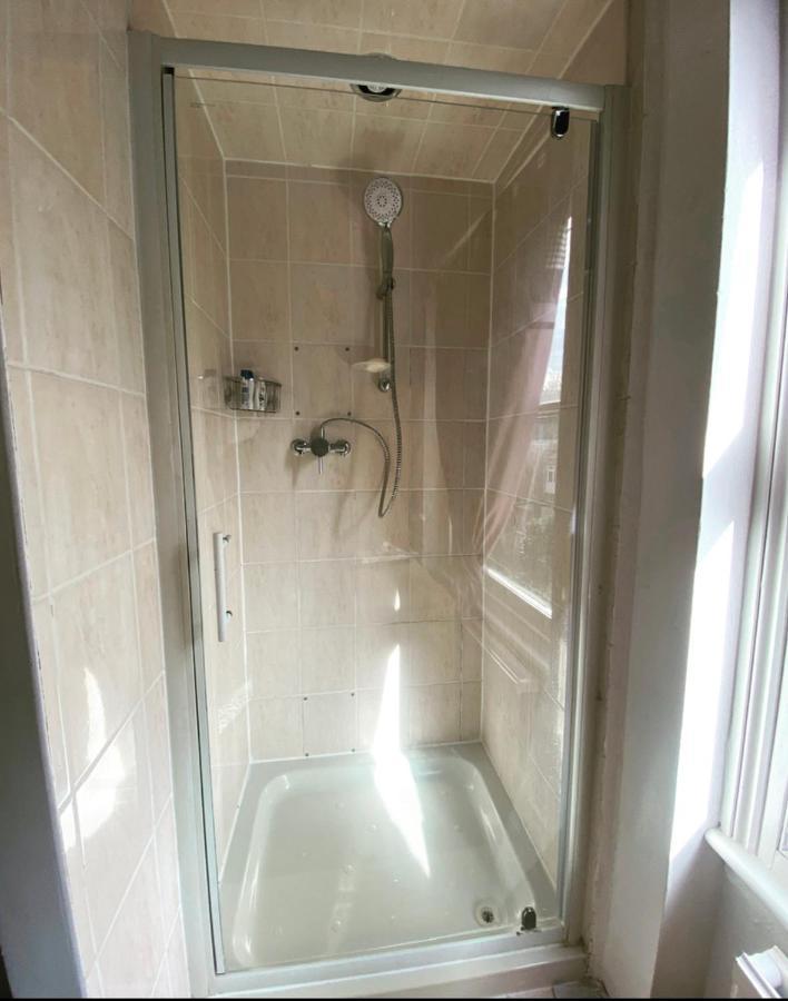 Complete 1 Bedroom Apartment With Wi-Fi, Kitchen, Tv In Heart Of Chiswick, ลอนดอน ภายนอก รูปภาพ